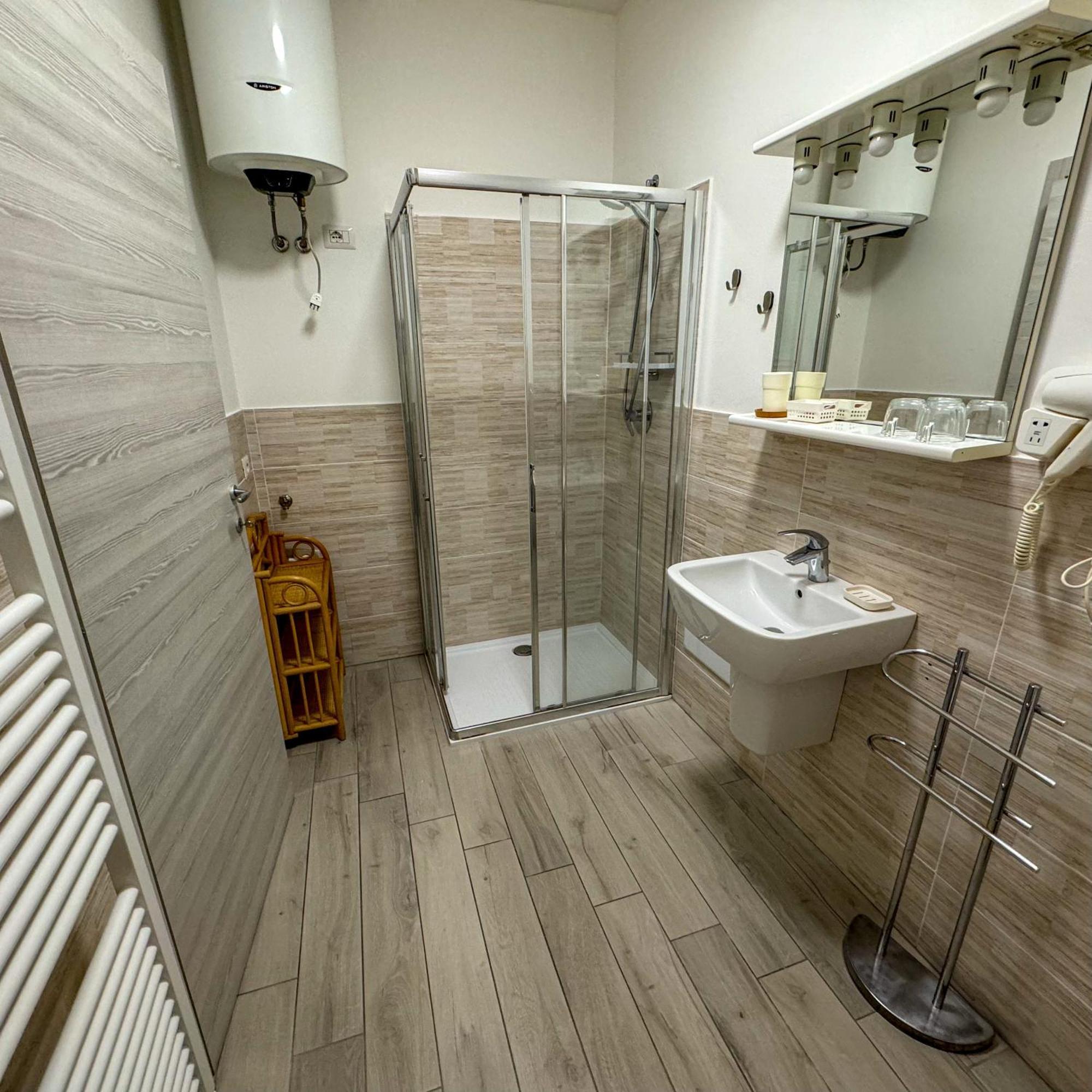 Sg Rooms - Casa Laura Peschiera del Garda Eksteriør billede